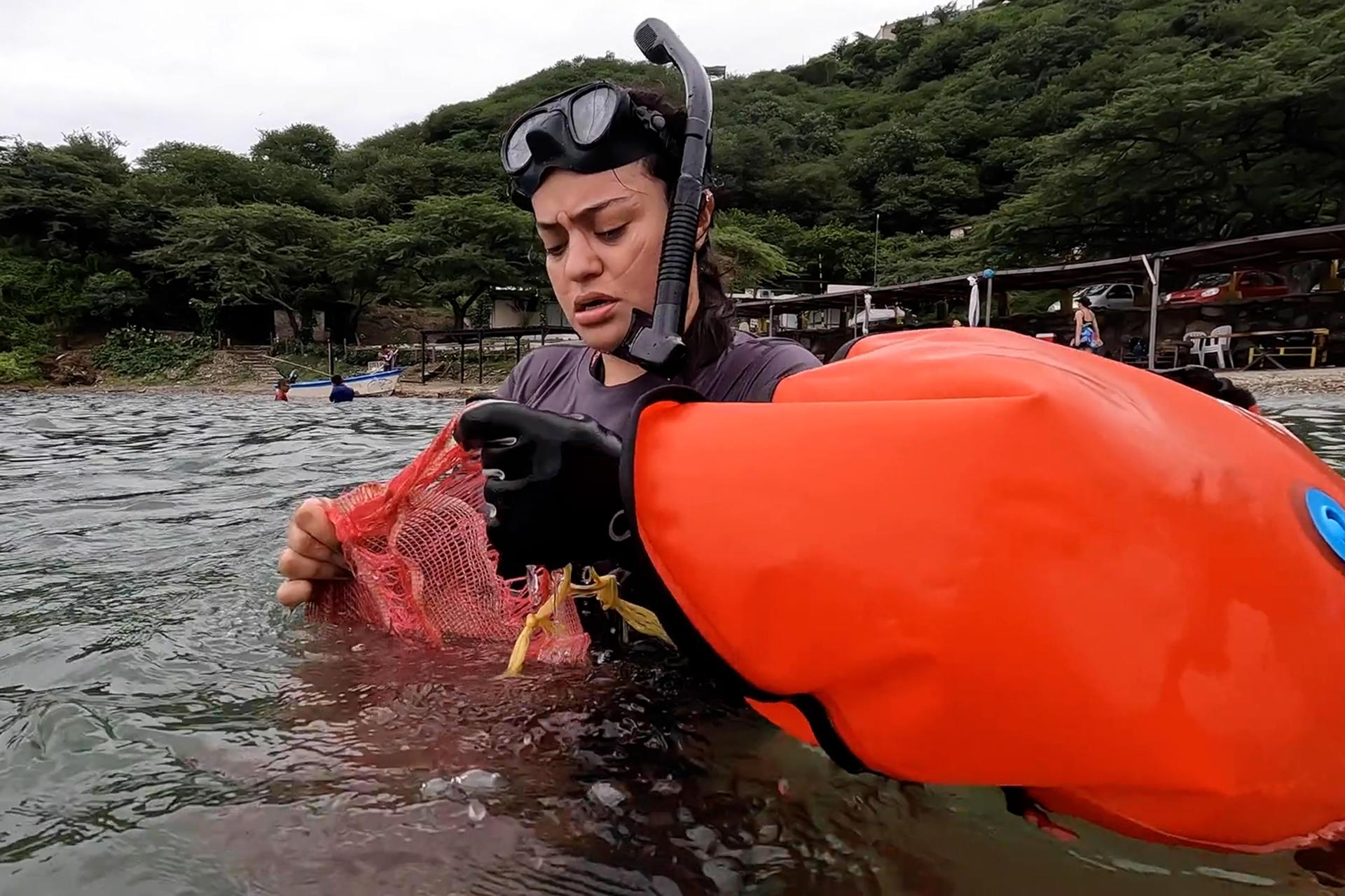 Practicantes de apnea ayudan a limpiar el mar Caribe