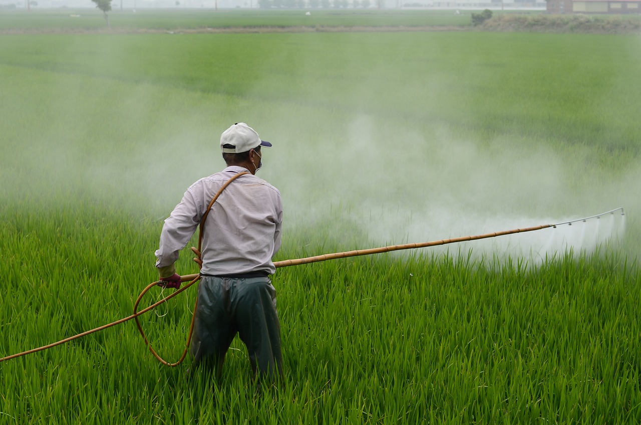 Los pesticidas agravan la crisis climática, apuntan ONGs británicas