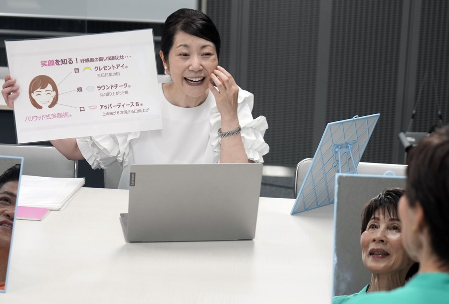 Educadores de sonrisas generan confianza en Japón tras la pandemia