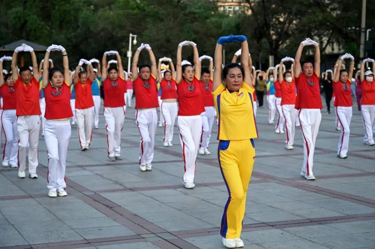 La «Danza alegre», una actividad física que fortalece la salud en China