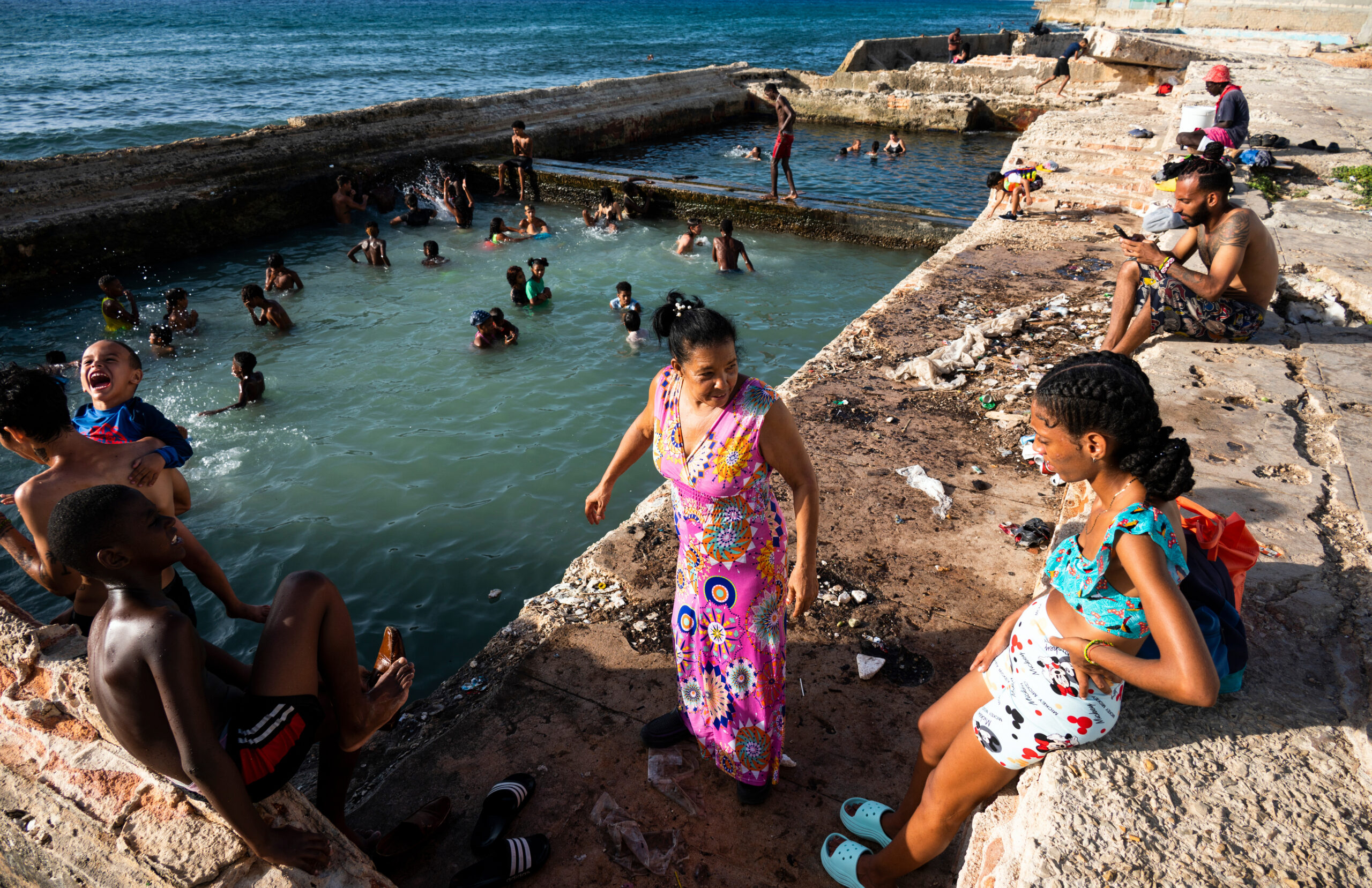 Habaneros huyen del calor y dan segunda vida a piscinas en ruinas