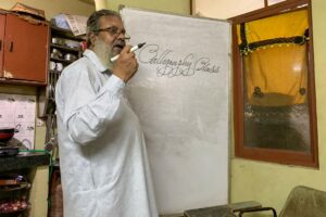 579-8-CULTURA_Caligrafía_EFE_ Neeshu Shukla