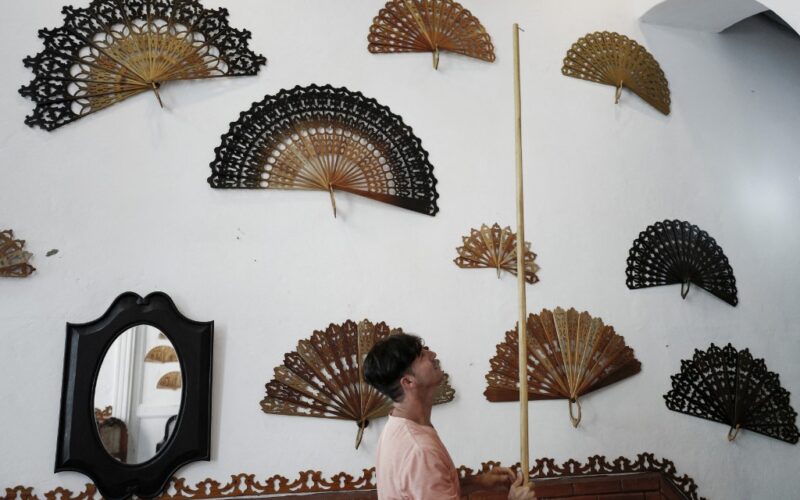 Los abanicos de madera reflejan la historia de la villa colonial de Cuba
