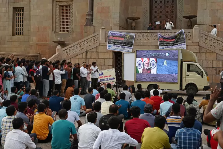 India logra el primer descenso cerca del polo sur lunar