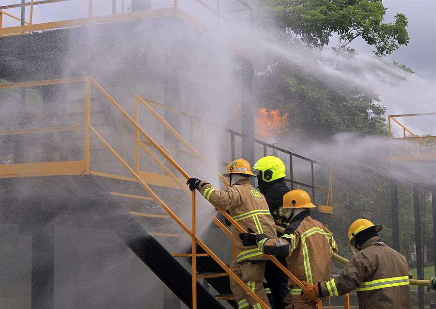 Bomberos se entrenan ante riesgos industriales y por la crisis climática