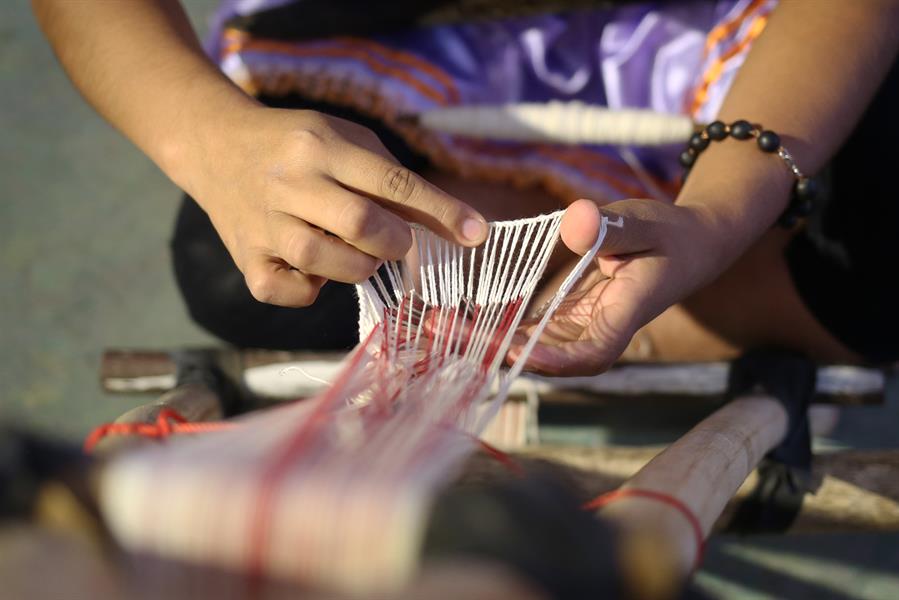 Los tejidos, una forma de transmitir saberes ancestrales de mujeres indígenas de Bolivia