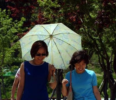 Ropa y accesorios refrigerantes para enfrentar el calor en Japón