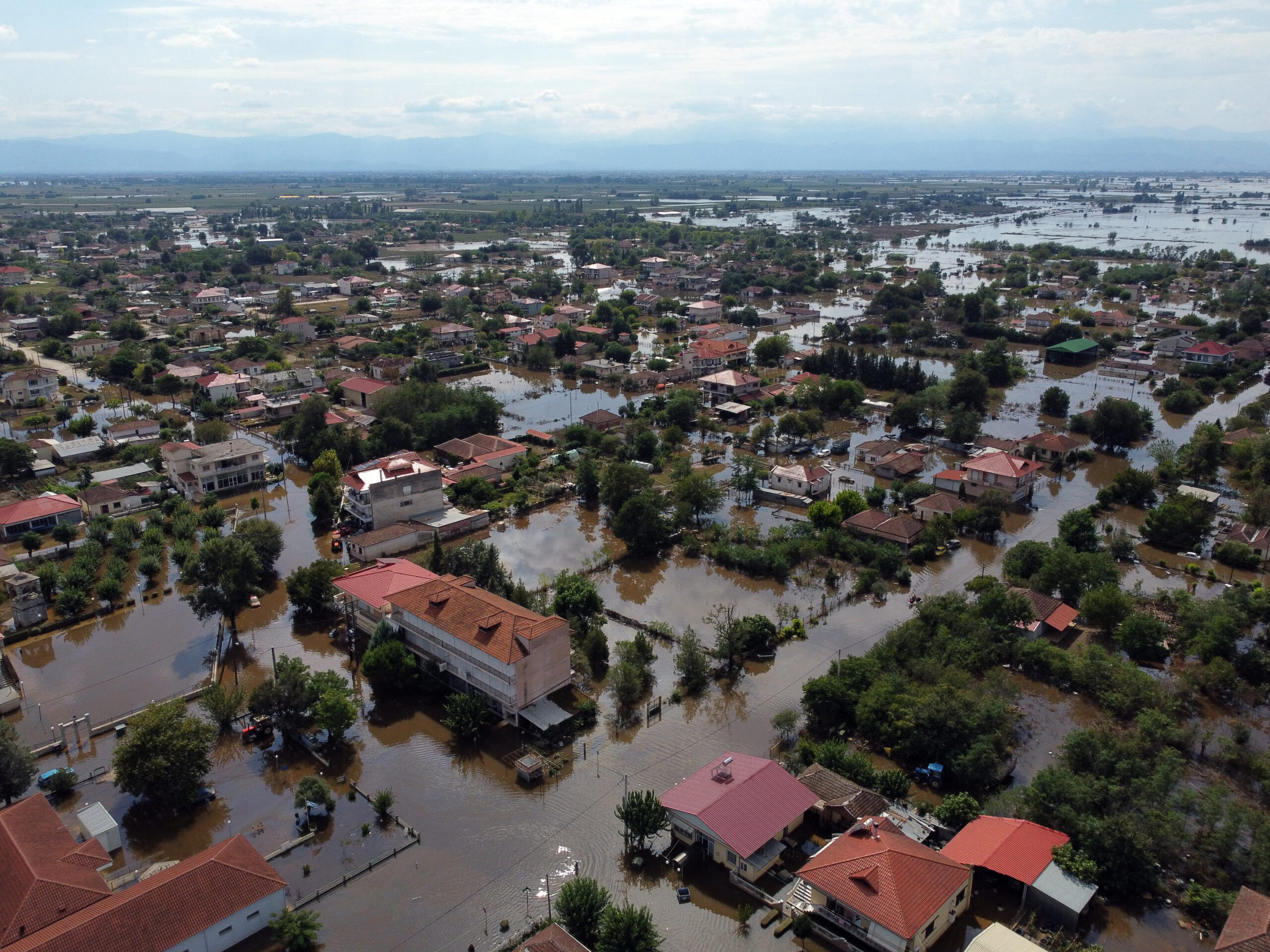 Continúan los rescates en Grecia, a causa de las inundaciones