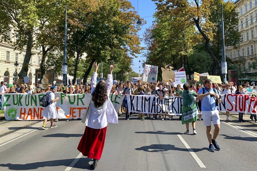 Jóvenes activistas reclaman en Viena cambios políticos para acabar con la crisis climática