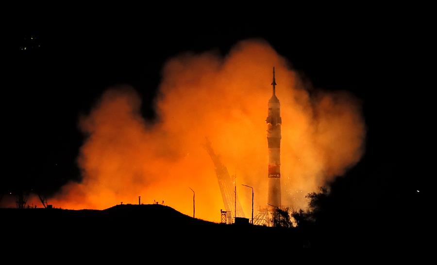 La nave Soyuz MS-24 con tres tripulantes a bordo se acopla a la Estación Espacial