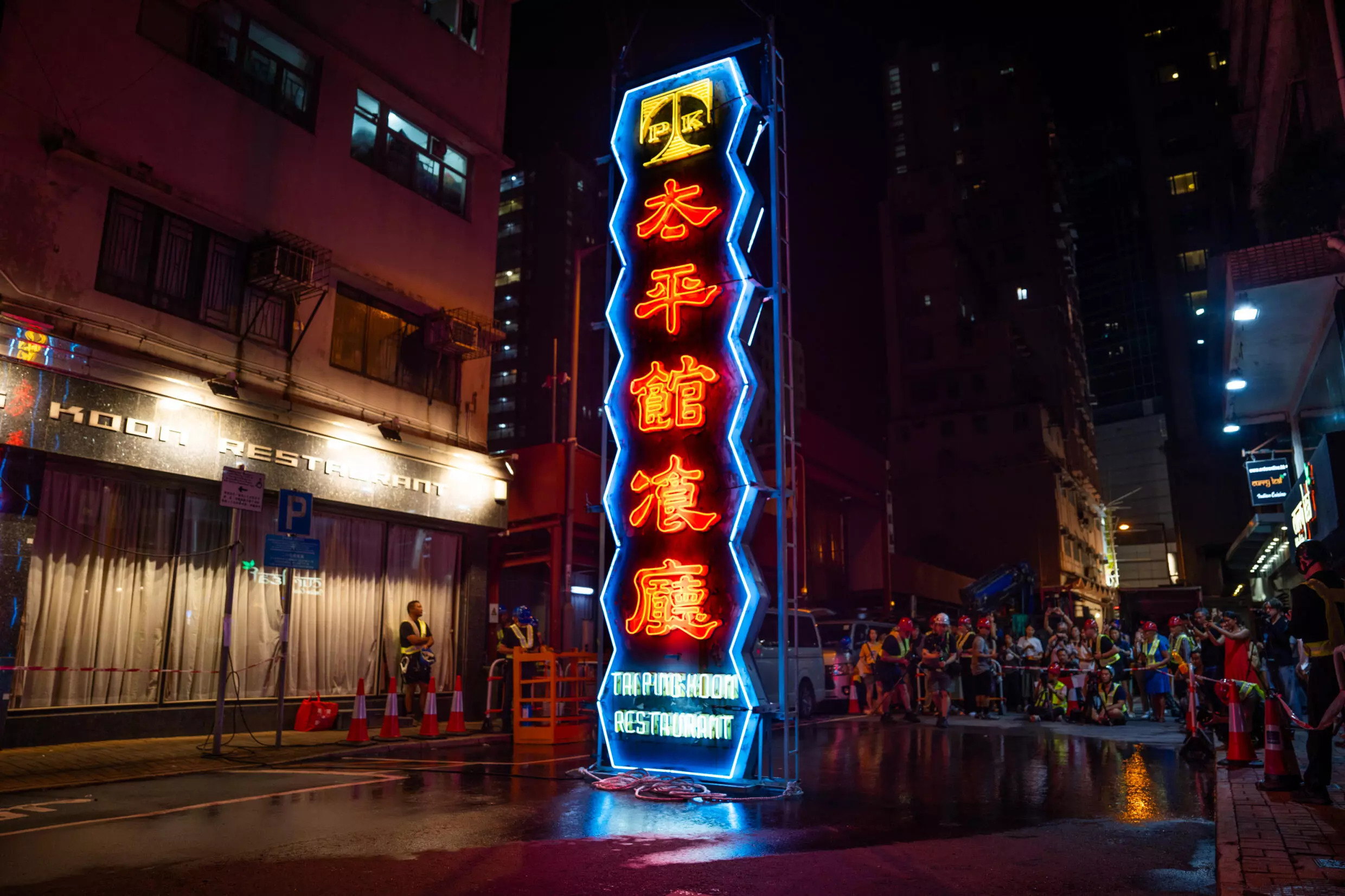 Una exhibición en Hong Kong destaca la importancia de los letreros neón