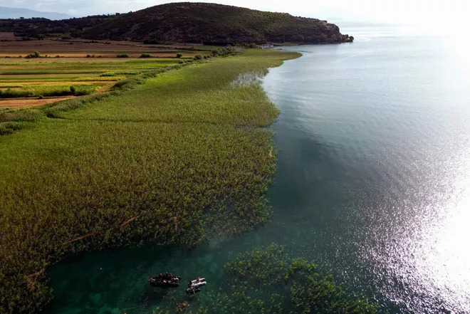 Las aguas del lago Ocrida, en Albania, esconden grandes vestigios