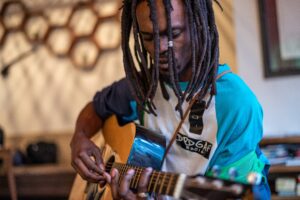 589-8-CULTURA_Regaae_Foto de Brett Sayles https __www.pexels.com_es-es_foto_hombre-negro-enfocado-tocando-la-guitarra-en-estudio-4031039_