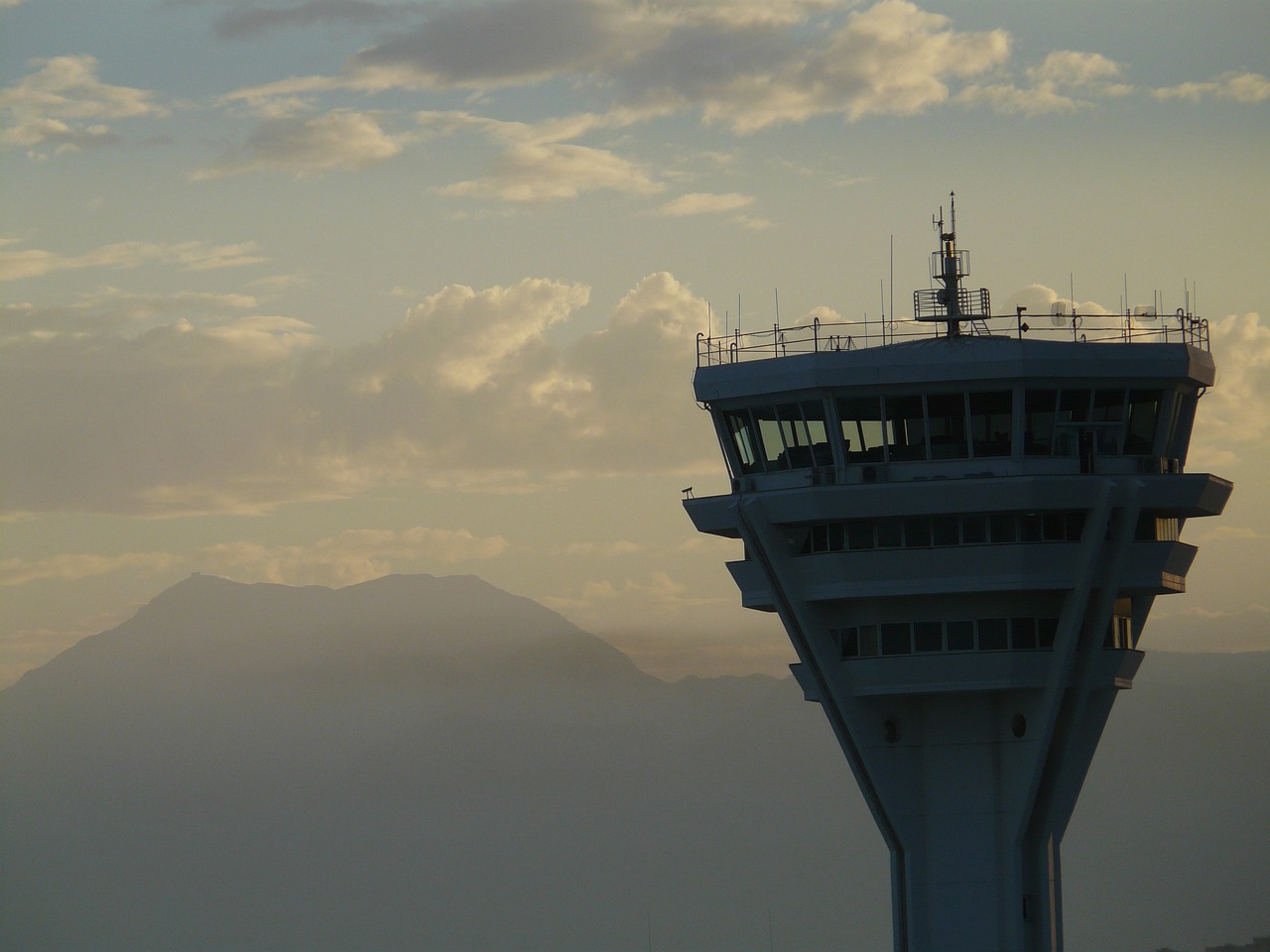 Informe revela inadecuado manejo de fatiga en controladores aéreos de Perú