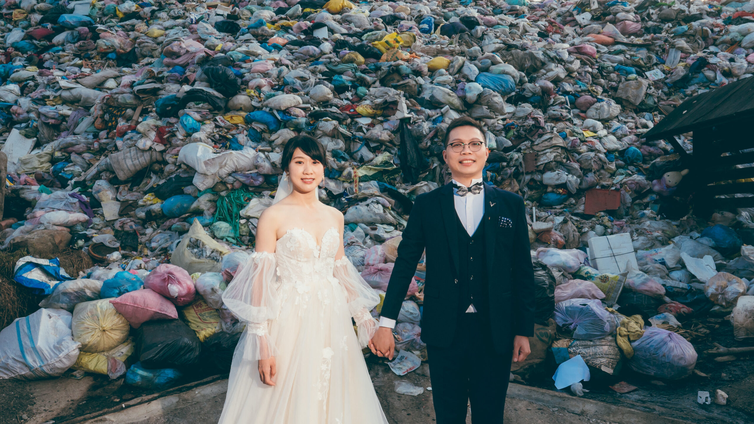 Una foto de novios frente a un basural para denunciar contaminación en Taiwán