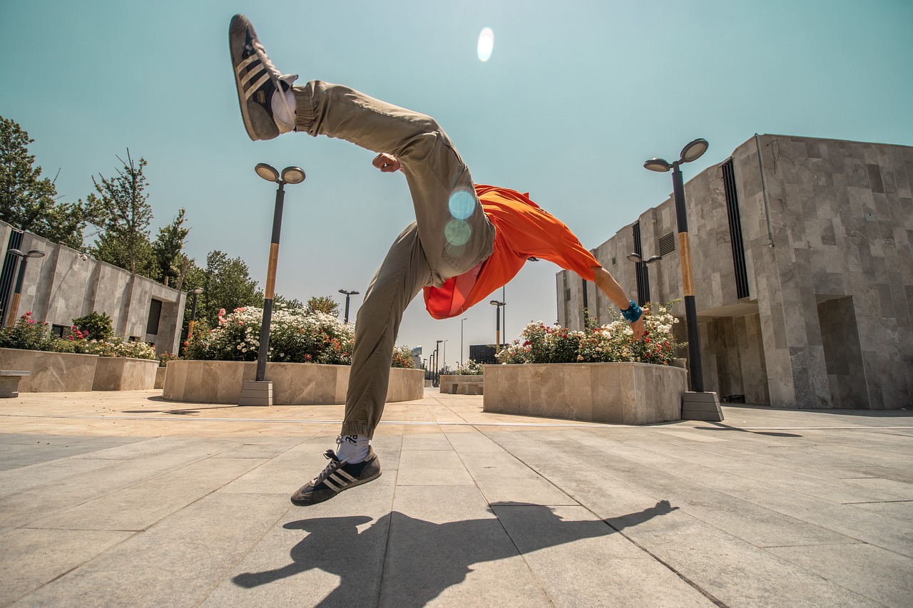 Cubano de 58 años sorprende al mundo al practicar parkour