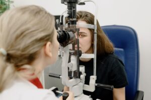 168-6-CIENCIA_Ojo seco_Foto de Ksenia Chernaya https __www.pexels.com_es-es_foto_oftalmologo-femenino-examinando-la-vision-en-la-clinica-5766074_