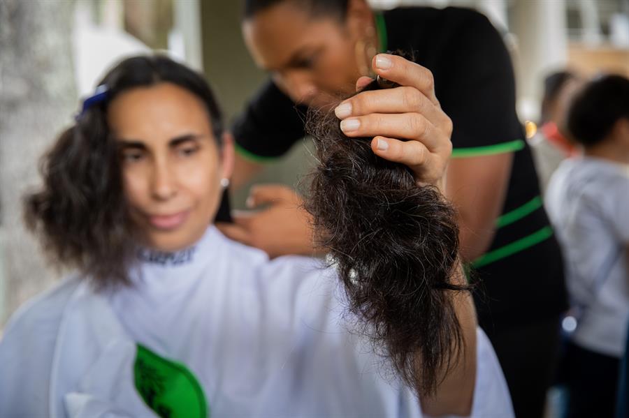 Voluntarios donan cabello para limpiar los residuos de crudo en el mayor lago de Venezuela