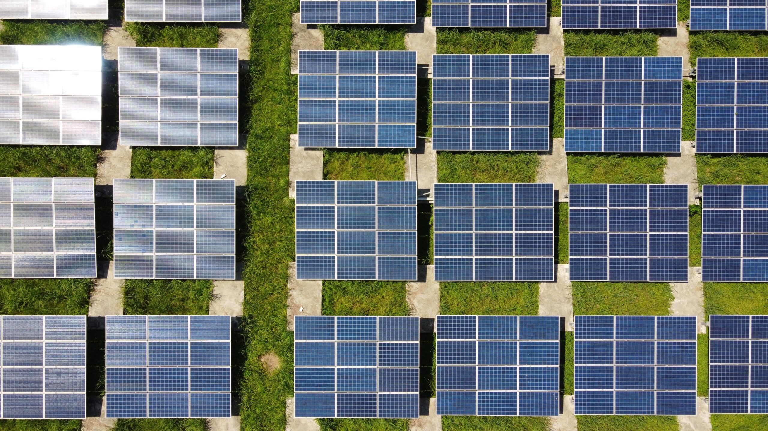 En Europa, la mitad de los paneles solares están almacenados