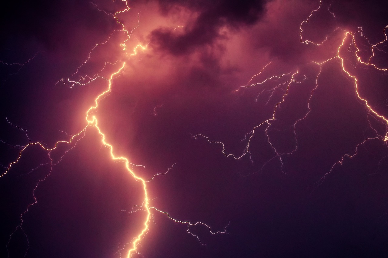 ¿Cómo se forman los rayos durante las tormentas?