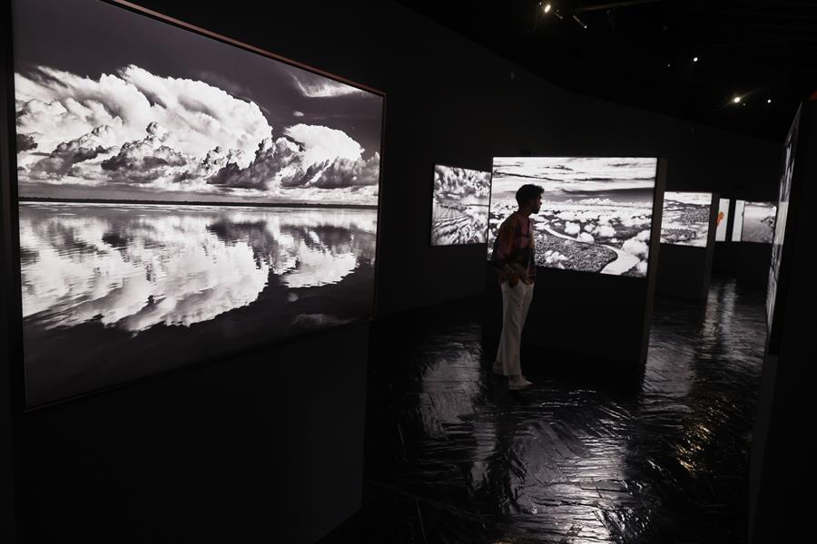 El fotógrafo Sebastião Salgado orquesta con España un himno de aliento a la “Amazônia”