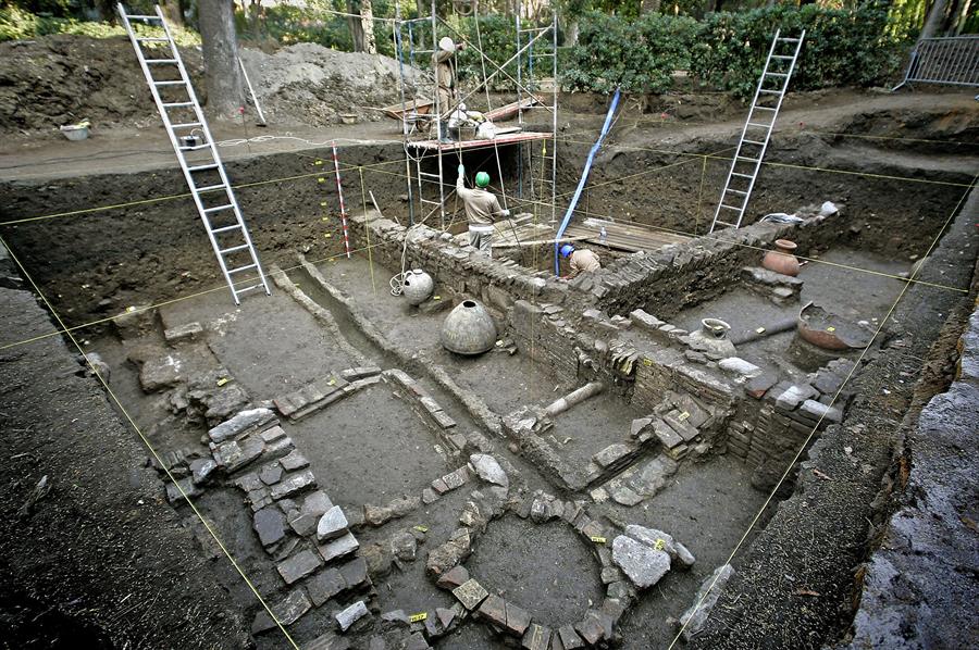 Hallan cientos de tinajas intactas de vino de hace 5.000 años en el sur de Egipto