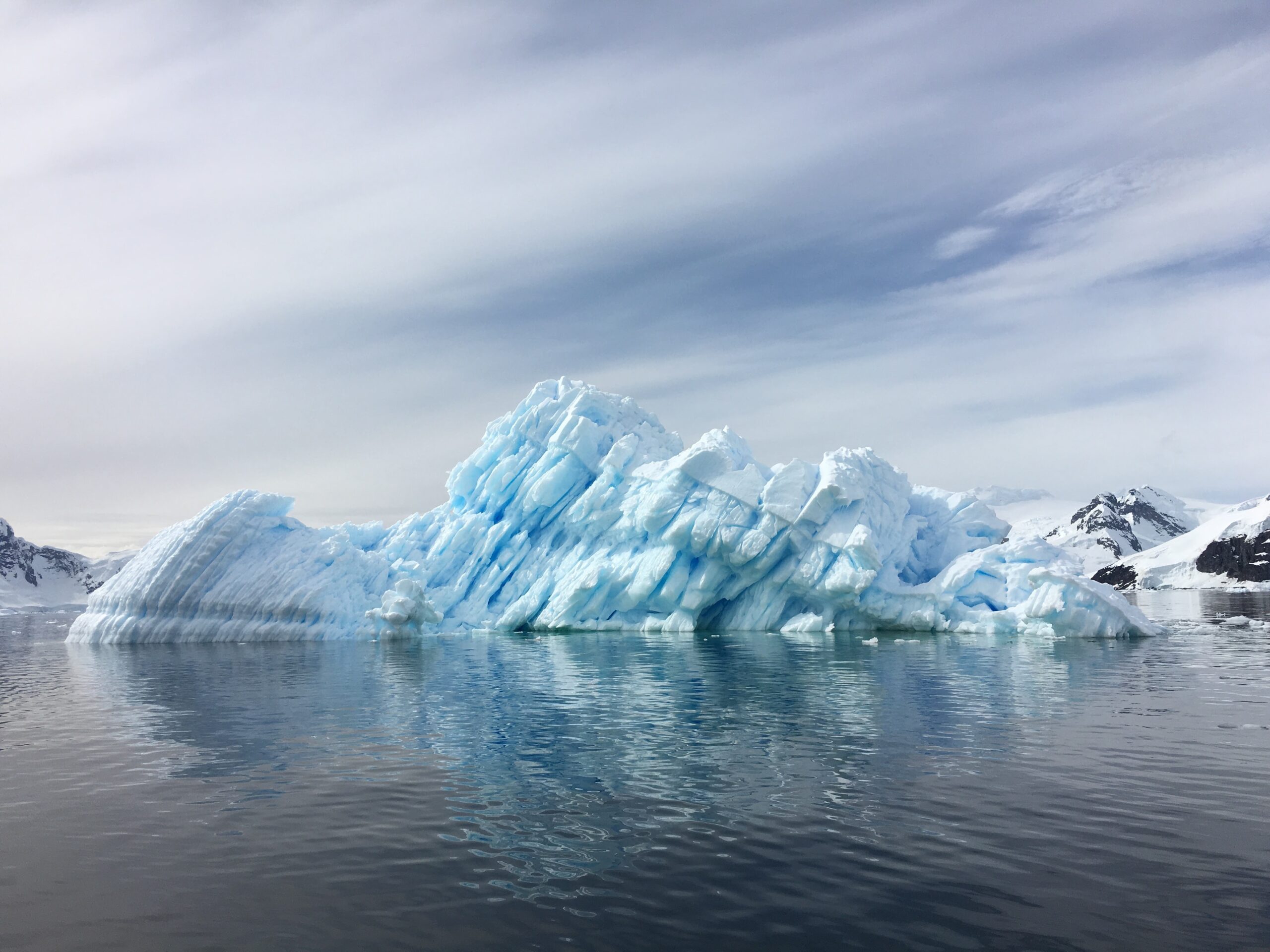 Más del 40% de las plataformas de hielo de la Antártida perdieron masa en 25 años (estudio)