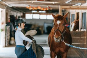 171-6 CIENCIA_hipoterapiaveteranosucrania_Foto de Barbara Olsen https __www.pexels.com_es-es_foto_mujer-granja-bokeh-caballo-7882939_