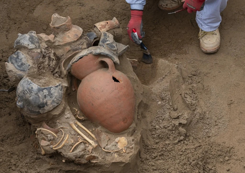 En Perú, descubren ocho tumbas prehispánicas