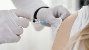 doctor-vacunando-paciente-clinica