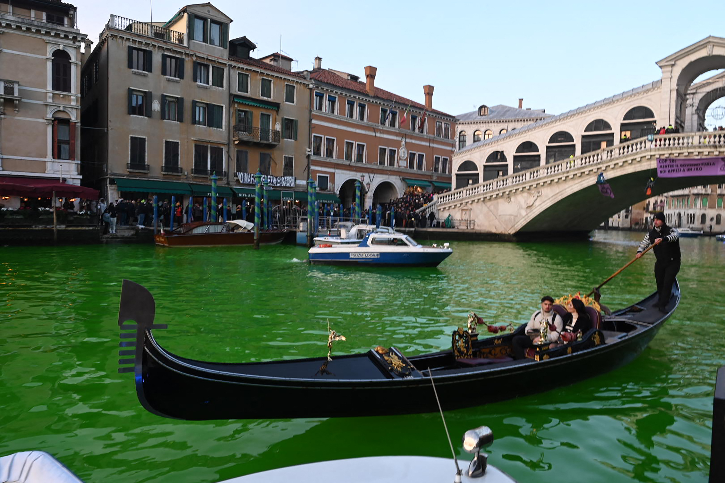 Activistas ambientales tiñen de verde el Gran Canal de Venecia