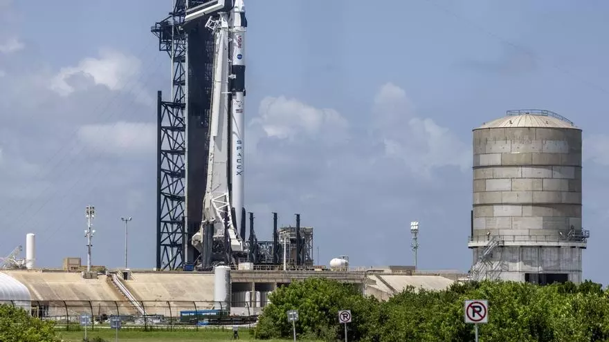 Un histórico cohete propulsor de SpaceX se parte en dos cuando era transportado a Florida