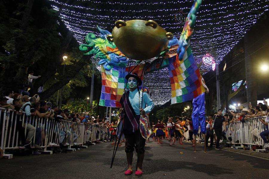 Mitos y leyendas cobran vida en Medellín en un desfile carnavalesco y ancestral