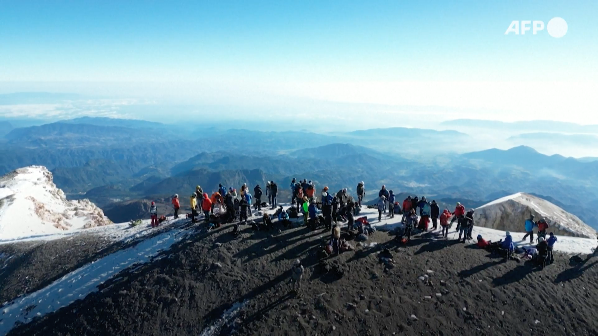 Sobrevivientes de cáncer conquistan el pico más alto de México