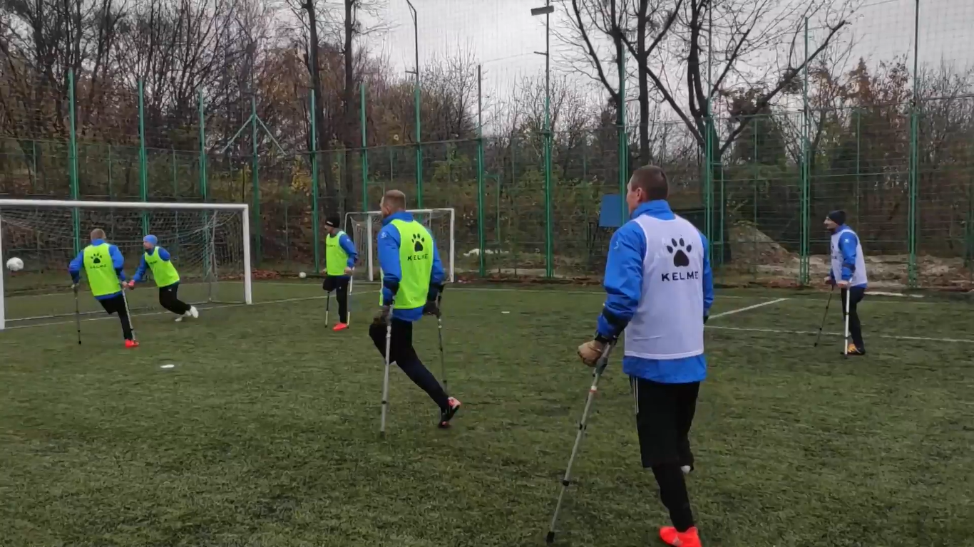 En Ucrania, soldados amputados forman un equipo de fútbol terapéutico