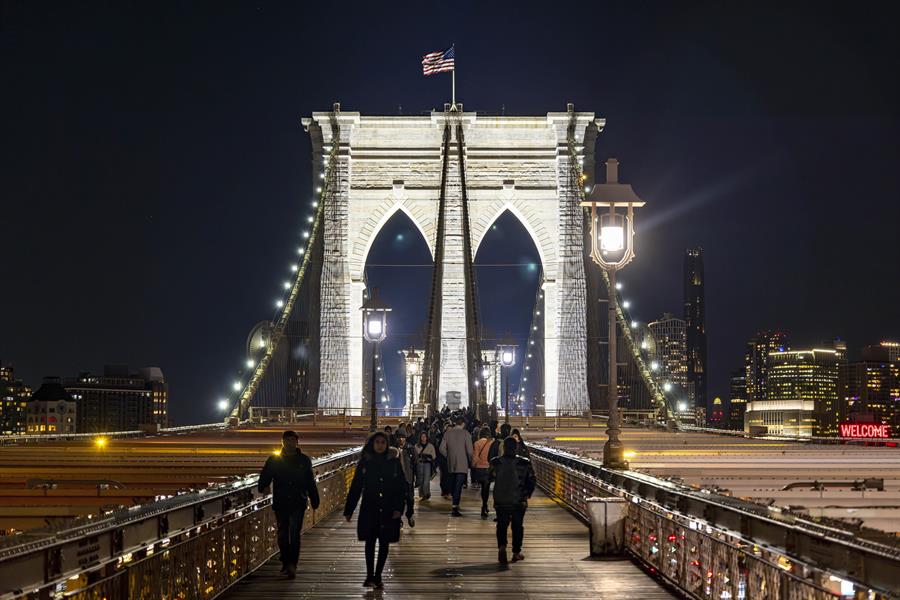 El puente de Brooklyn se ilumina por primera vez en cuarenta años