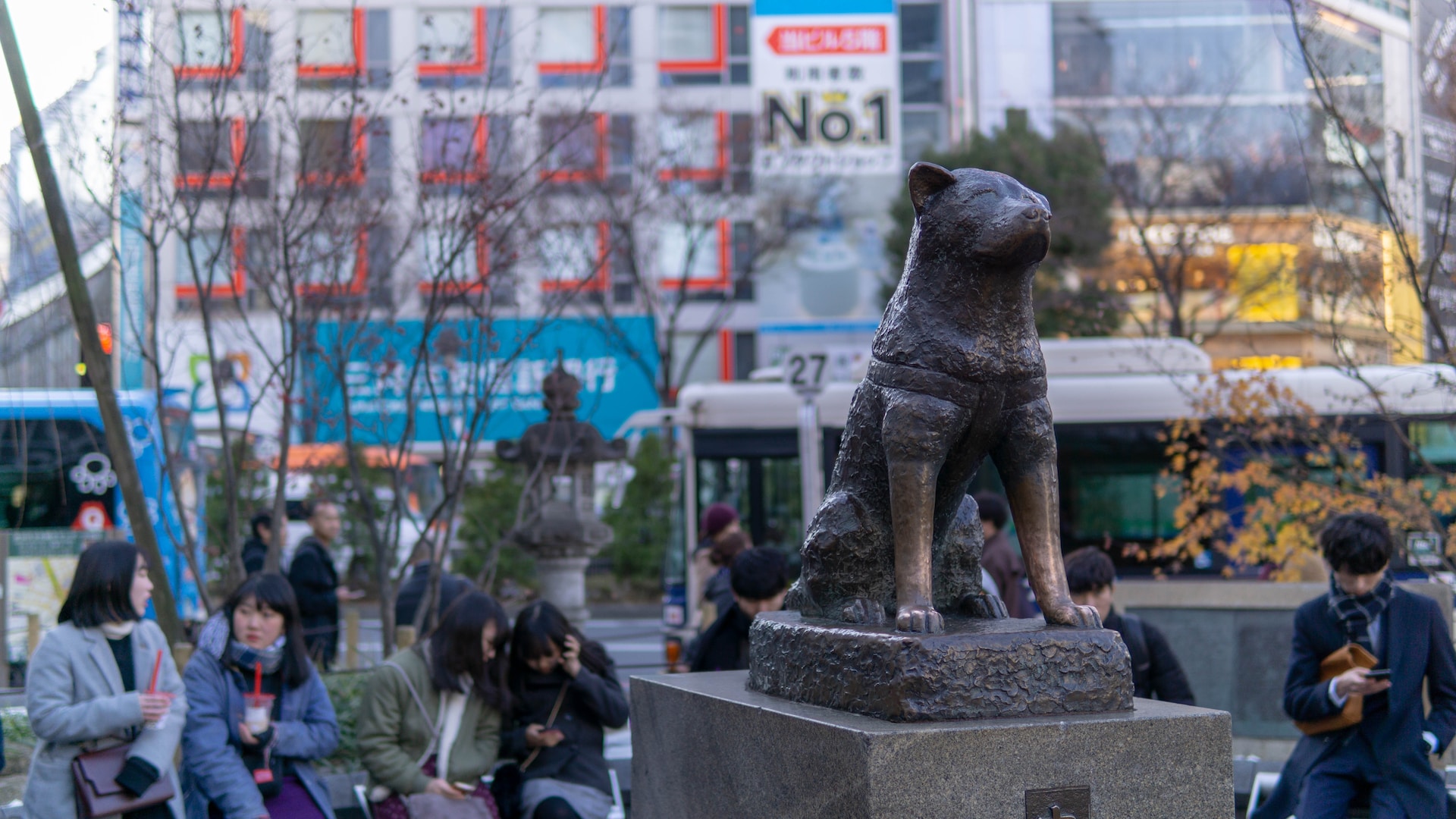 Hachiko cumple 100 años en la estación de Shibuya