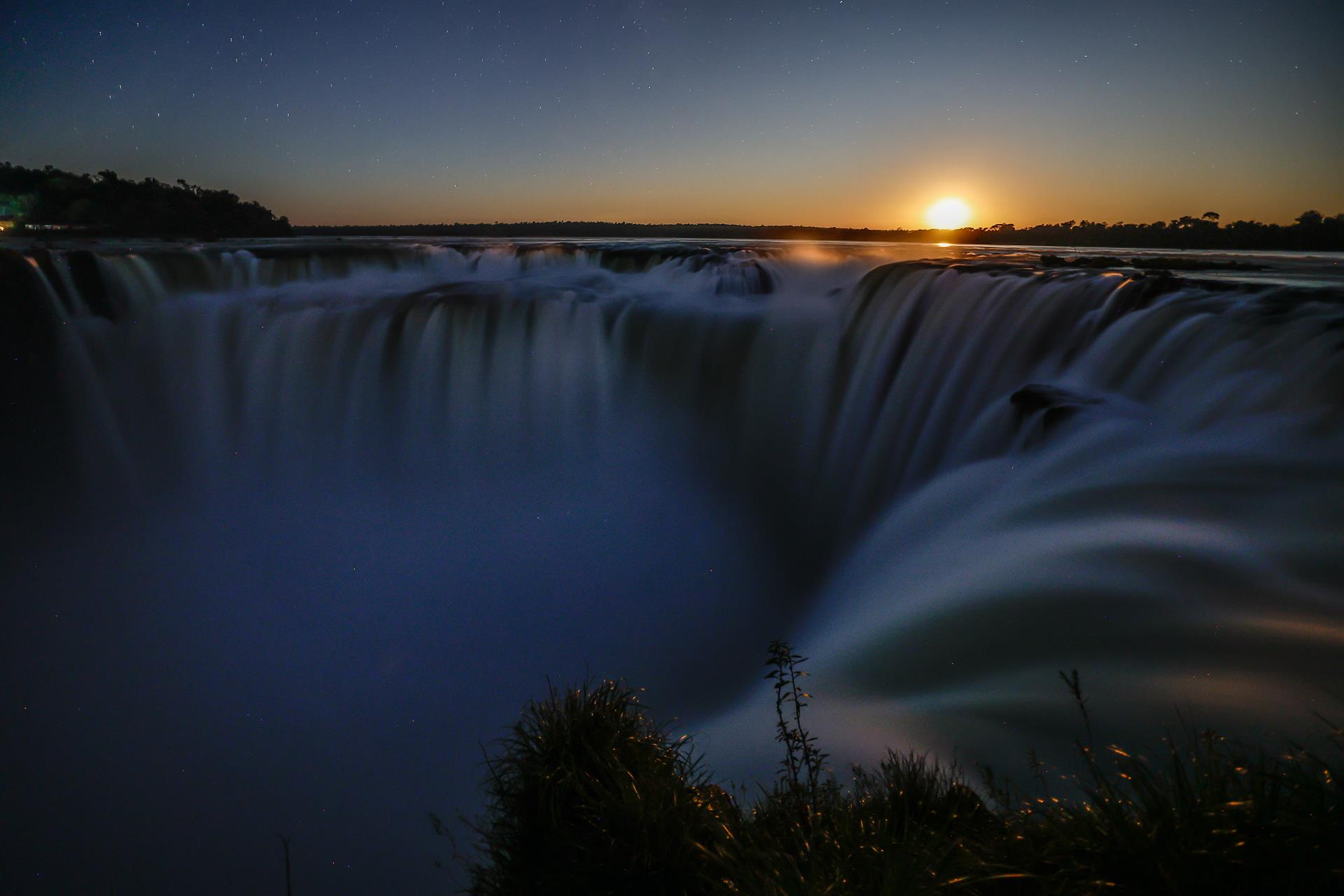 Paseo de luna llena en las Cataratas de Iguazú, un destino para turistas