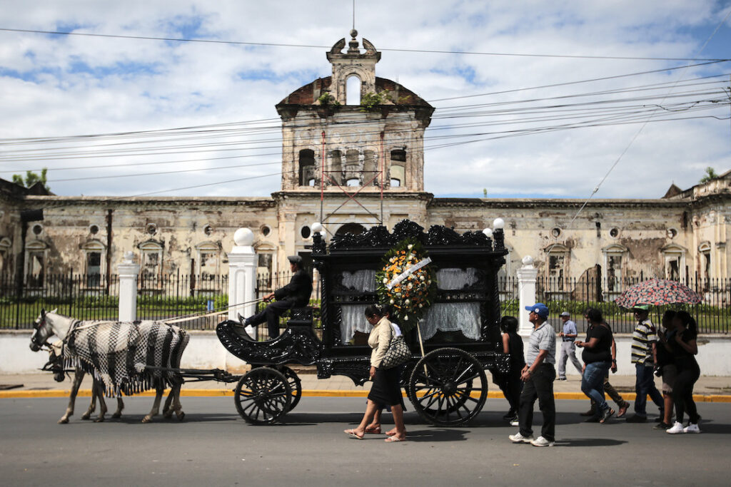 Carruajes tirados por caballos en funerales de Nicaragua: tradición centenaria