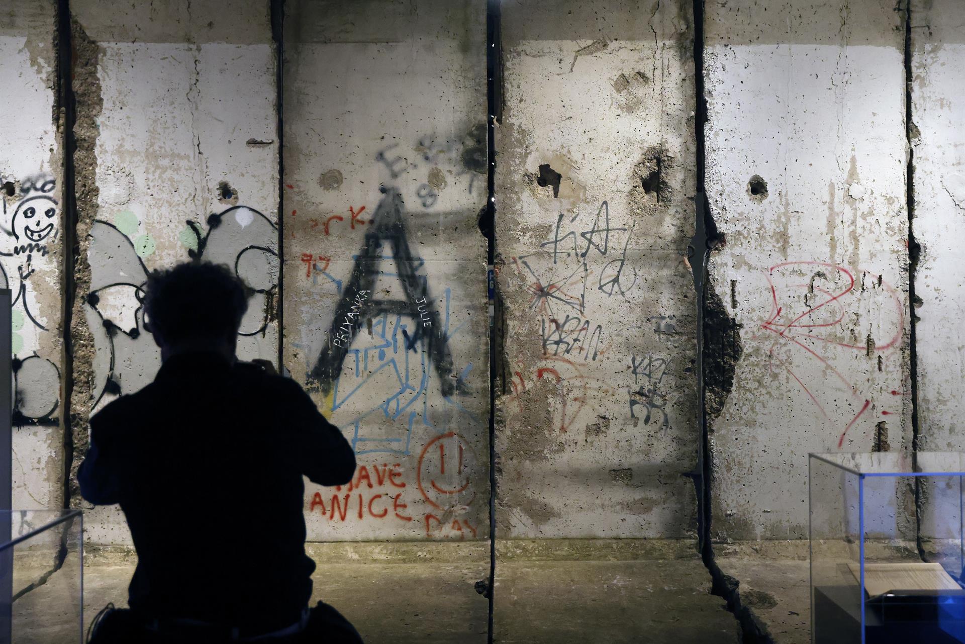 Muñecas, fotografías y banderas relatan la historia del Muro de Berlín