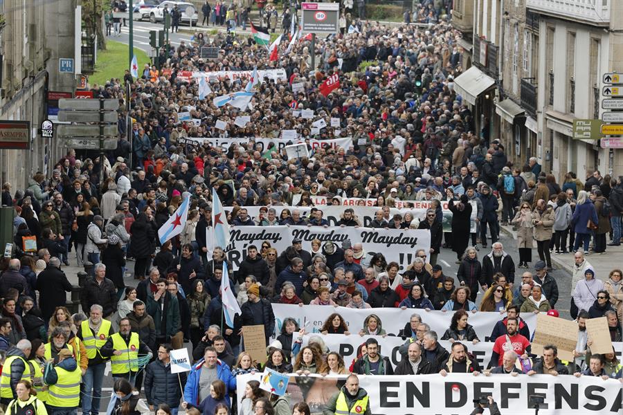 Miles de personas se manifiestan en la región española de Galicia por un mar limpio