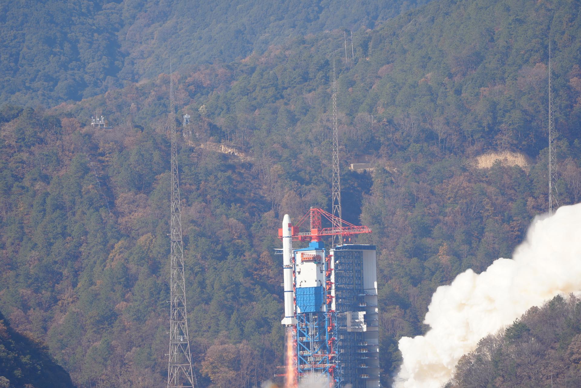 China lanza poderoso telescopio de rayos X para estudiar eventos cósmicos violentos