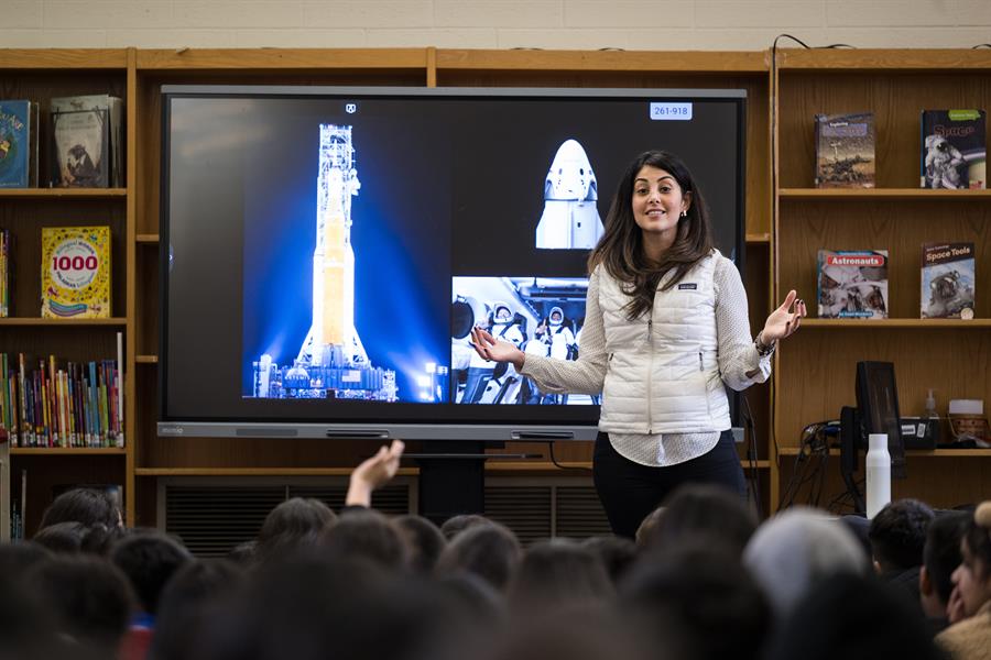 Jefa de vuelo colombiana de la NASA presenta su indicativo ‘Somos Flight’