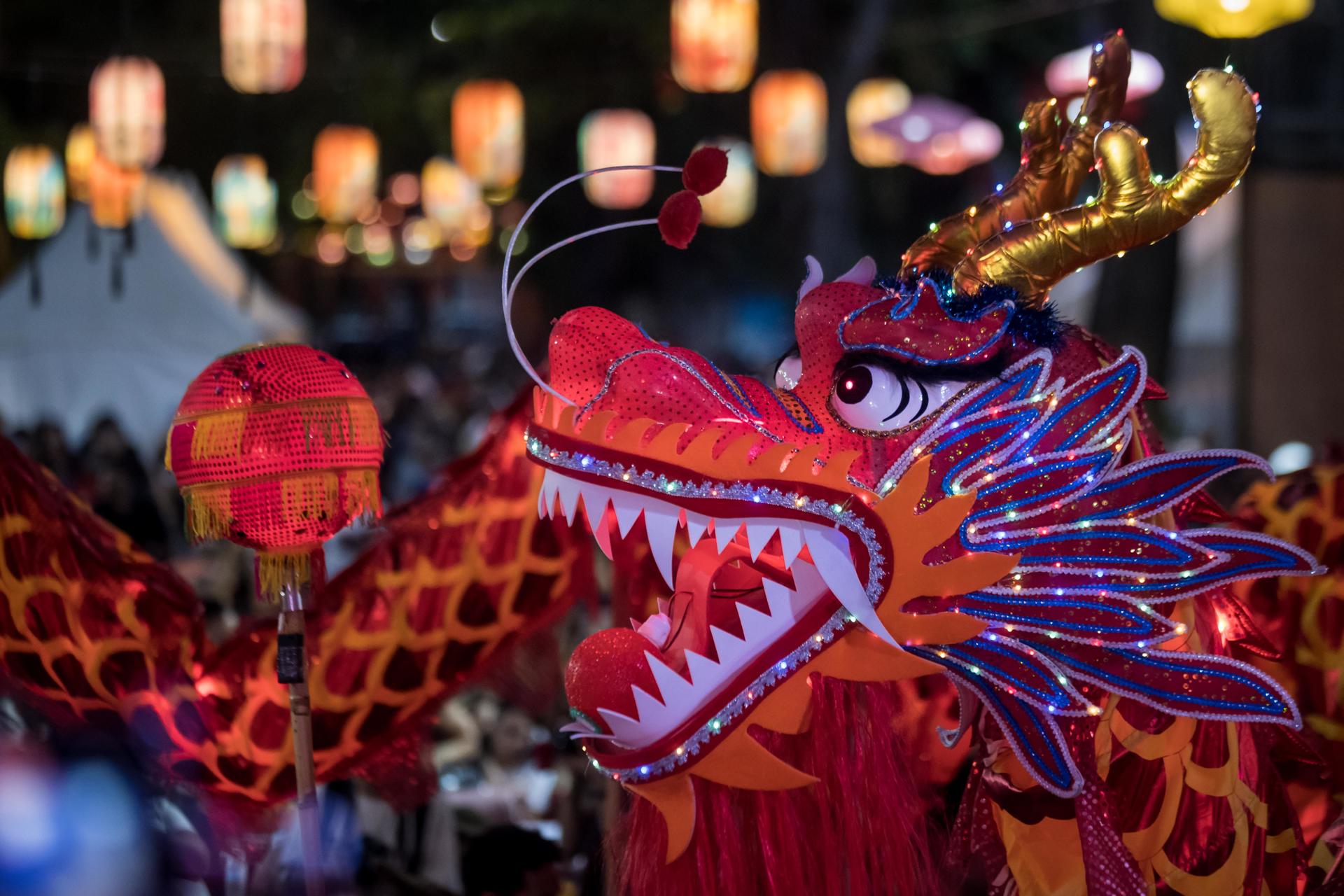 Fuegos artificiales, desfiles y festivales vuelven a Hong Kong por el Año del Dragón