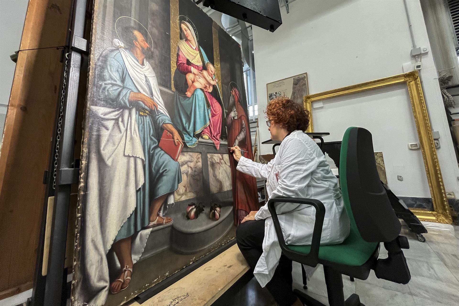 La restauración detrás de los cuadros de los Museos Vaticanos