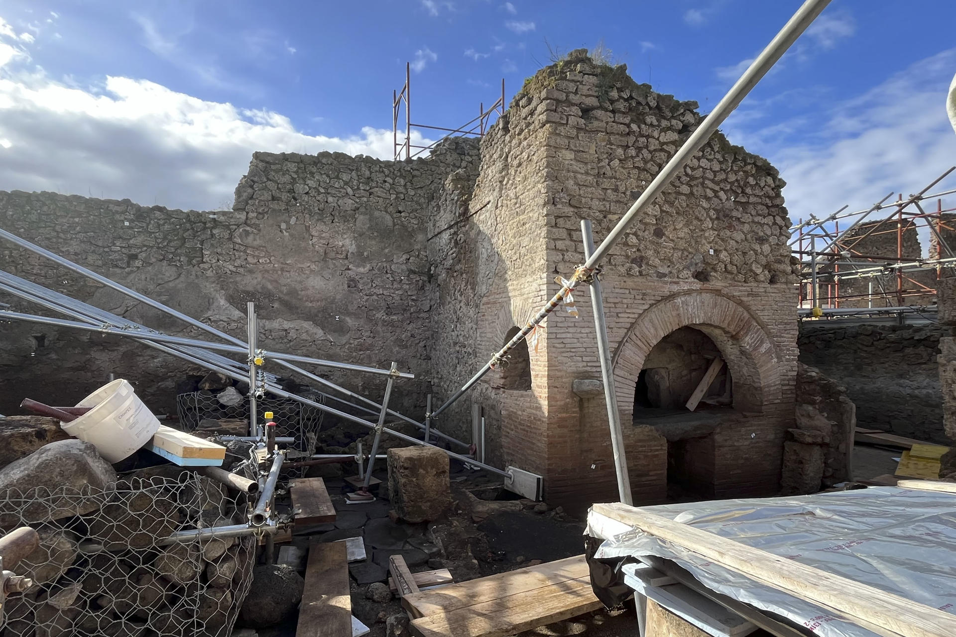 Pompeya revela una panadería prisión y un altar en construcción