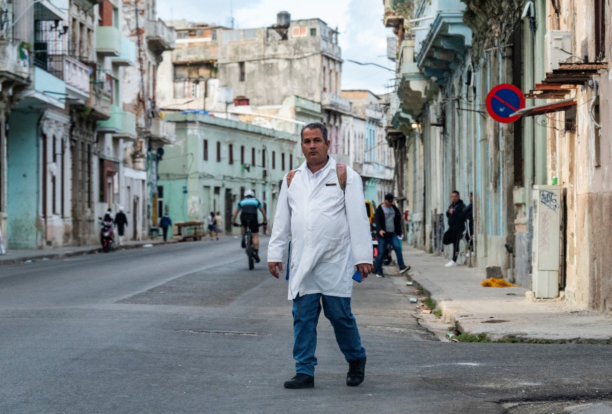 Cuba da estímulos salariales a médicos para retenerlos