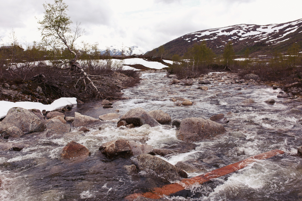 Derretimiento de carreteras de hielo aísla a indígenas en Canadá