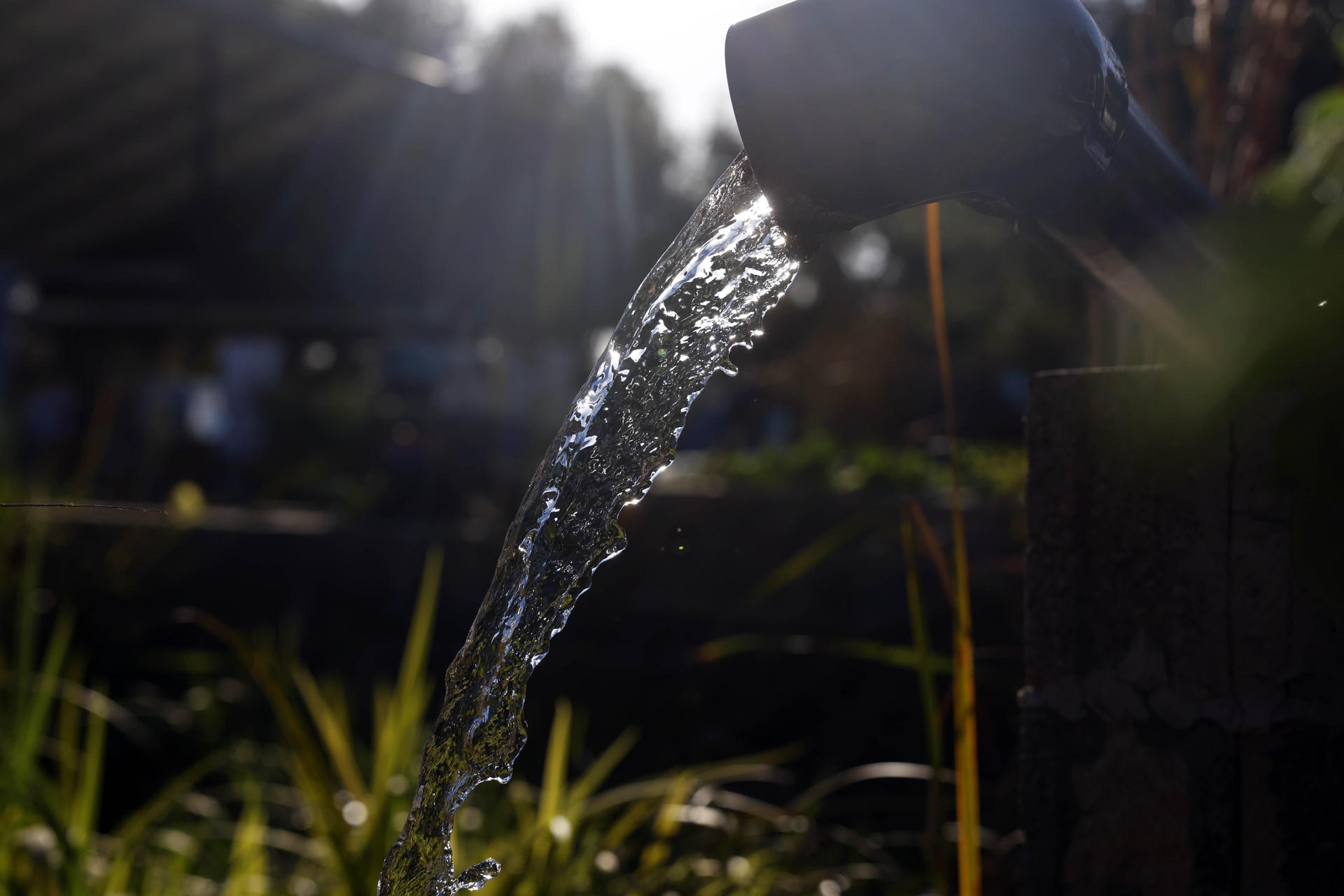 Bruselas armoniza la forma de medir los microplásticos en el agua potable