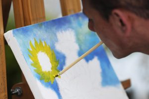 Pintores colombianos con discapacidad usan boca y pies para superar barreras en el arte